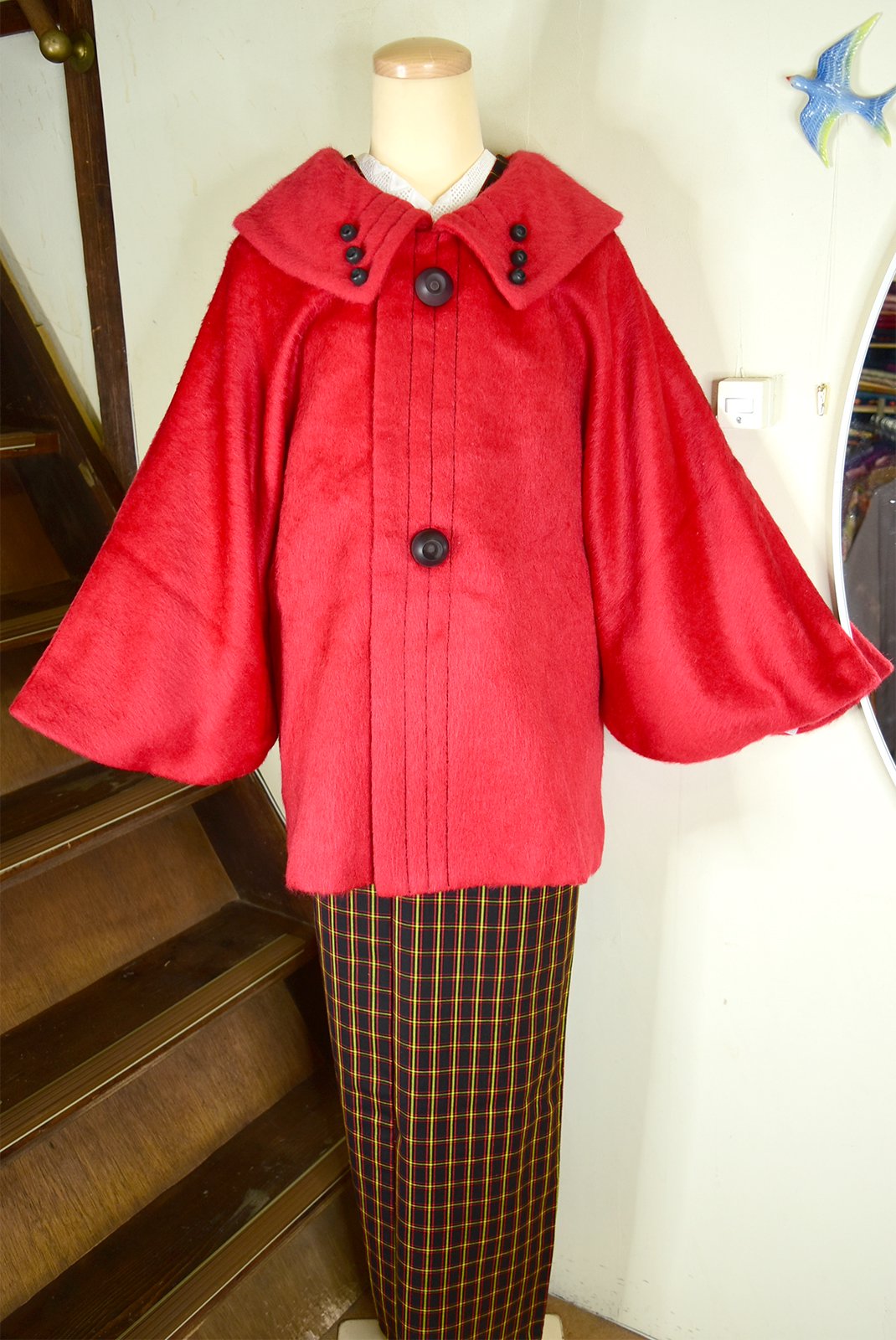 並びボタンおしゃれな赤色シャギーのビンテージ着物コート