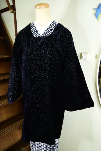 ミッドナイトブラックにダマスクアラベスク模様美しい切りビロードのビンテージ着物コート