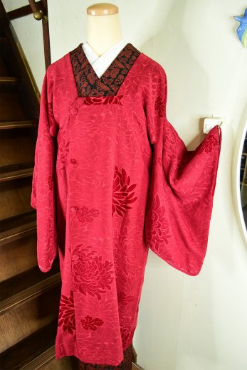 紅緋色に輪奈ビロードのような菊花美しく浮かぶビンテージ着物コート