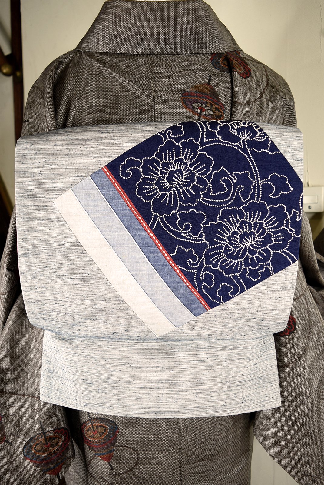 霞地に相良刺繍アラベスク切り嵌め美しい京袋帯 - アンティーク着物