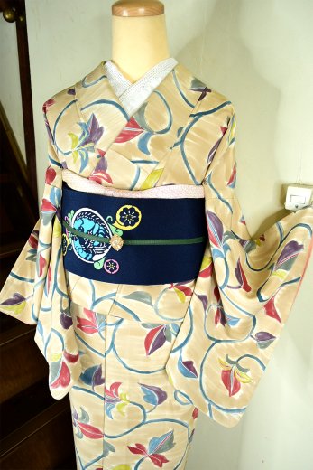 ストローベージュにアラベスク美しい正絹袷着物
