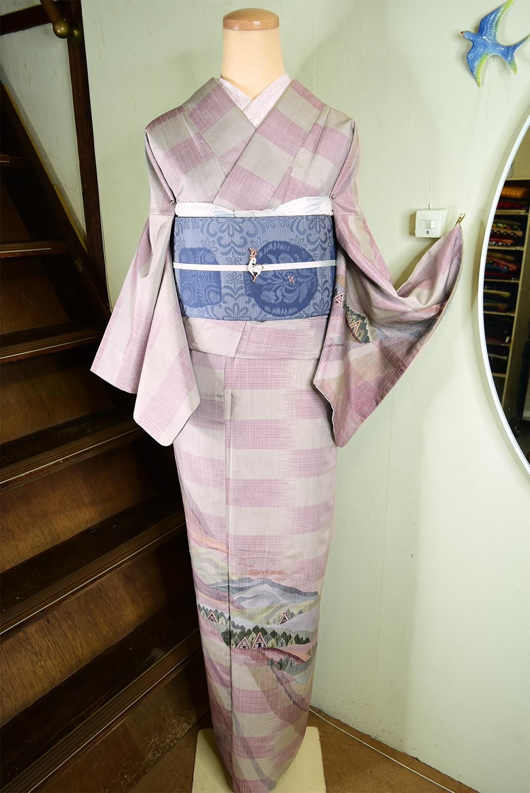 霞段違い縞に茅葺きの里山風景模様美しい正絹紬付下げ着物