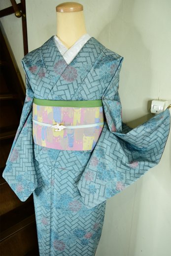 白藍と錆浅葱の檜垣格子に菊花美しい正絹紬の袷着物