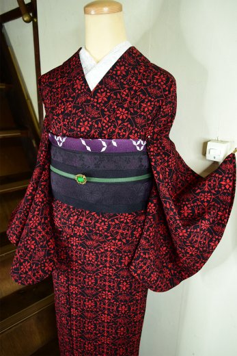 ブラックとカーディナルの和モダン笹アラベスク装飾模様美しいウール単着物