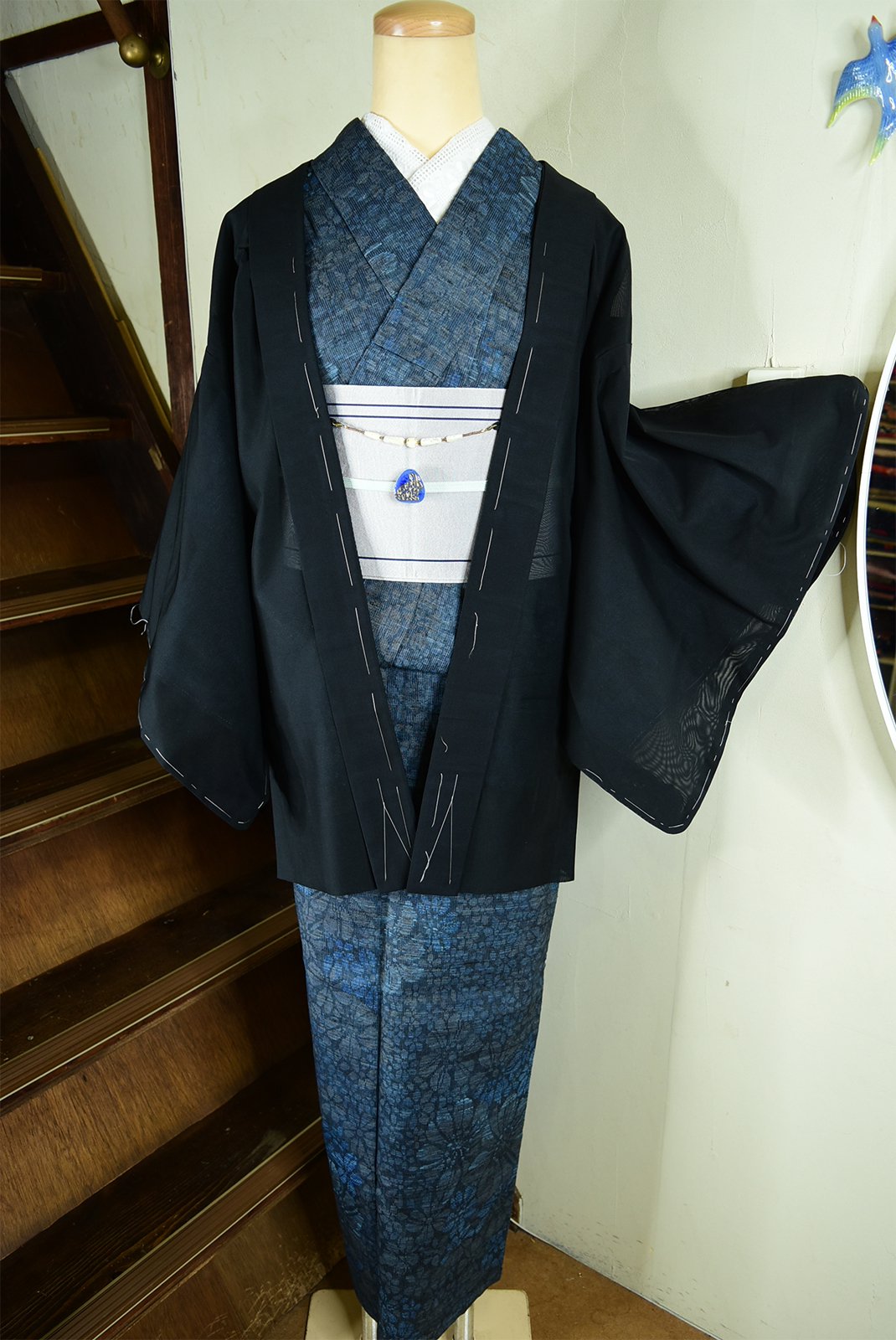 黒地に青ぼかし蔦葉の刺繍美しい紗の薄羽織 - アンティーク着物 