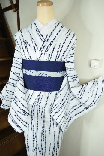 白地に紺の斜め格子と桔梗蝶美しいビンテージ注染浴衣 - アンティーク 