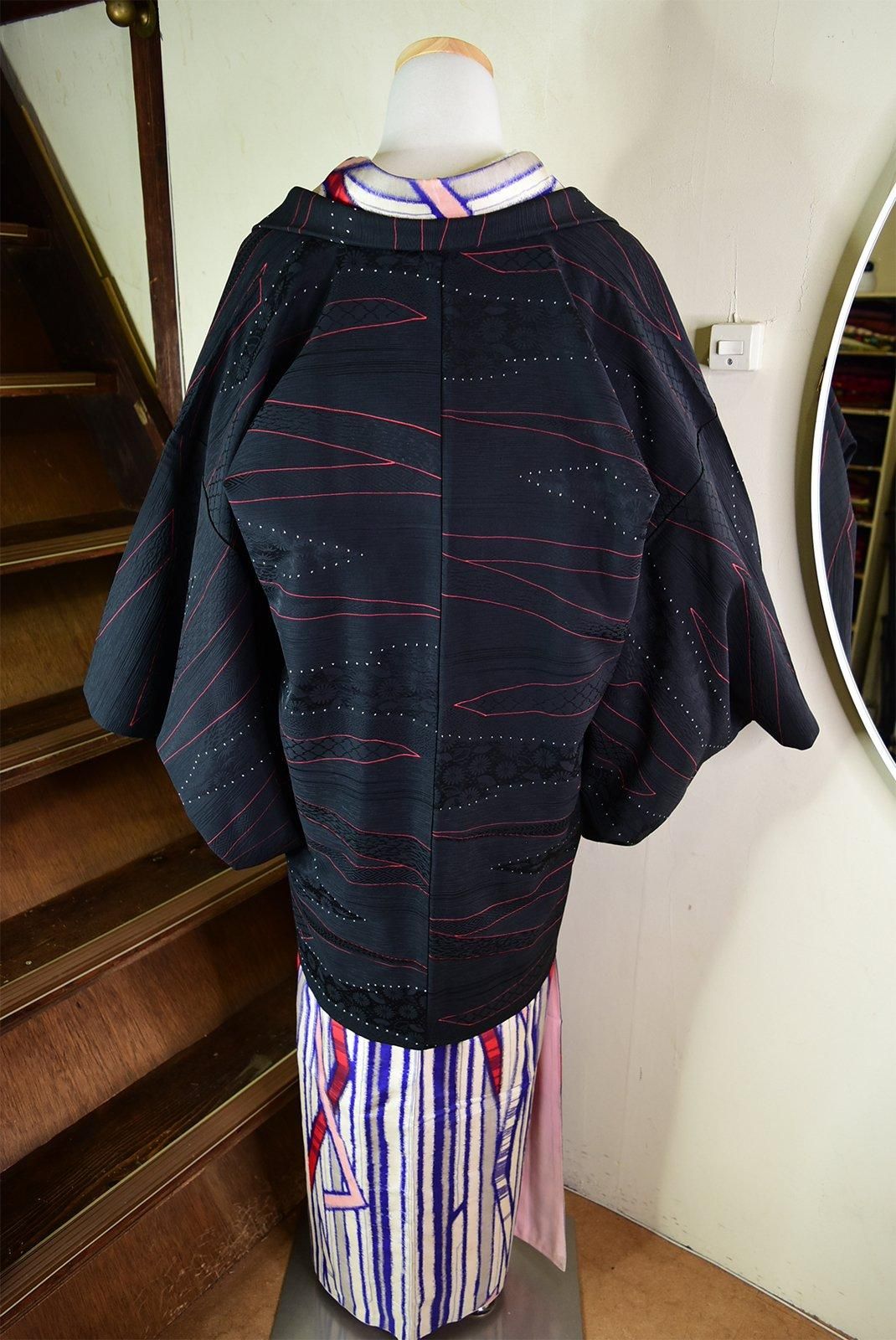 黒地に古典とモダンの切り嵌め風幾何学模様美しい正絹羽織