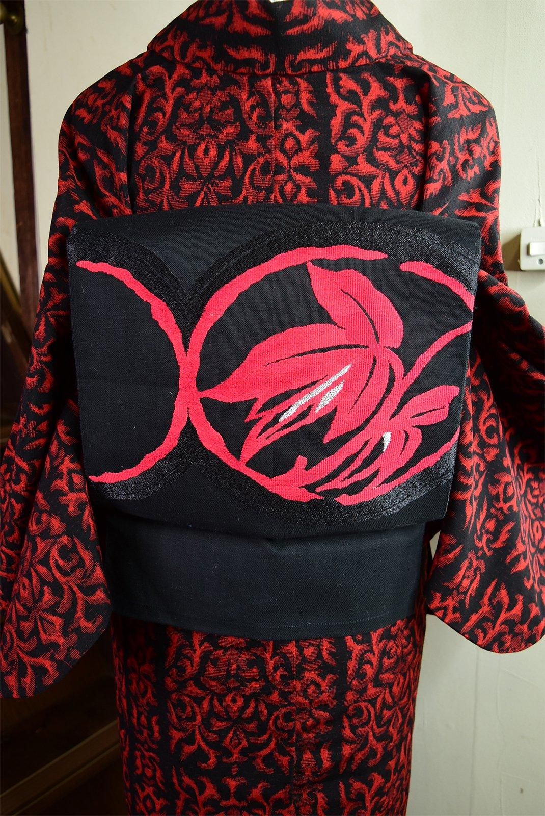 名古屋帯】赤の花が映える使える黒地！