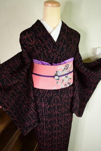 スモークコーラルピンクにアンティークの燭台のような装飾模様