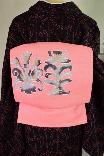 スモークコーラルピンクにアンティークの燭台のような装飾模様