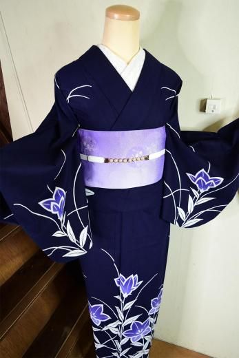 <img class='new_mark_img1' src='https://img.shop-pro.jp/img/new/icons6.gif' style='border:none;display:inline;margin:0px;padding:0px;width:auto;' />紺地に楚々と咲く桔梗の花美しい絵羽柄ビンテージ注染浴衣