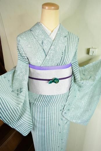 <img class='new_mark_img1' src='https://img.shop-pro.jp/img/new/icons6.gif' style='border:none;display:inline;margin:0px;padding:0px;width:auto;' />錆浅葱色の蝋たたき染模様に萩の縞美しい化繊絽の洗える夏着物