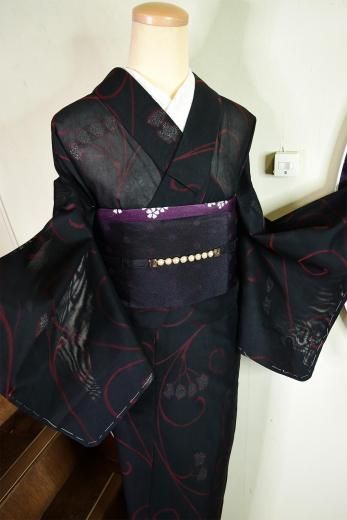 <img class='new_mark_img1' src='https://img.shop-pro.jp/img/new/icons6.gif' style='border:none;display:inline;margin:0px;padding:0px;width:auto;' />黒地にラメきらめくルージュレッドのアラベスク美しい正絹紗の夏着物