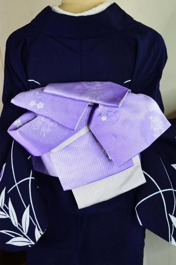 <img class='new_mark_img1' src='https://img.shop-pro.jp/img/new/icons6.gif' style='border:none;display:inline;margin:0px;padding:0px;width:auto;' />桔梗雪輪文様が涼やかに美しい半幅帯（藤色ぼかし）