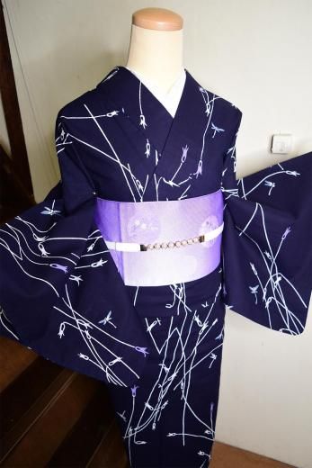 <img class='new_mark_img1' src='https://img.shop-pro.jp/img/new/icons6.gif' style='border:none;display:inline;margin:0px;padding:0px;width:auto;' />紺地に可憐な花と涼やかに飛ぶ蜻蛉のモチーフ美しいビンテージの注染浴衣