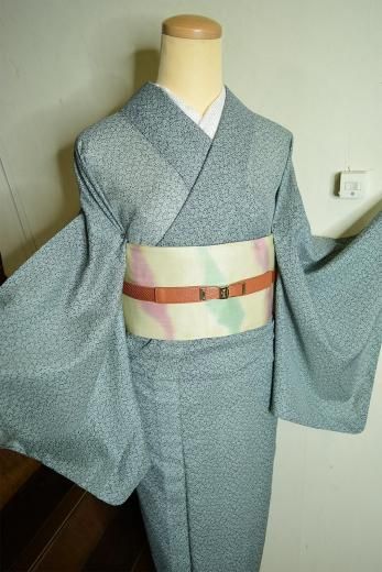 <img class='new_mark_img1' src='https://img.shop-pro.jp/img/new/icons6.gif' style='border:none;display:inline;margin:0px;padding:0px;width:auto;' />クラシックグリーンにソレイアードのような繊細なフラワーモチーフ美しい化繊絽の洗える夏着物