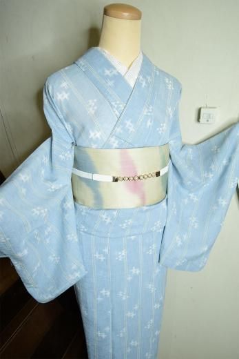<img class='new_mark_img1' src='https://img.shop-pro.jp/img/new/icons6.gif' style='border:none;display:inline;margin:0px;padding:0px;width:auto;' />フロスティブルーに縞とツバメ絣が涼やかに美しい高級化繊洗える夏着物浴衣