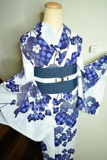 <img class='new_mark_img1' src='https://img.shop-pro.jp/img/new/icons6.gif' style='border:none;display:inline;margin:0px;padding:0px;width:auto;' />白地に水玉ぼかし夜空のようなネイビーのフラワーデザイン美しいビンテージ注染浴衣