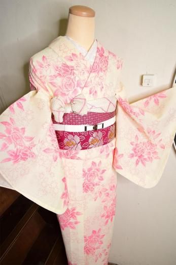 <img class='new_mark_img1' src='https://img.shop-pro.jp/img/new/icons6.gif' style='border:none;display:inline;margin:0px;padding:0px;width:auto;' />クリームイエローに木漏れ日透かす葉とロマンチックな薔薇模様美しい縮風夏着物浴衣