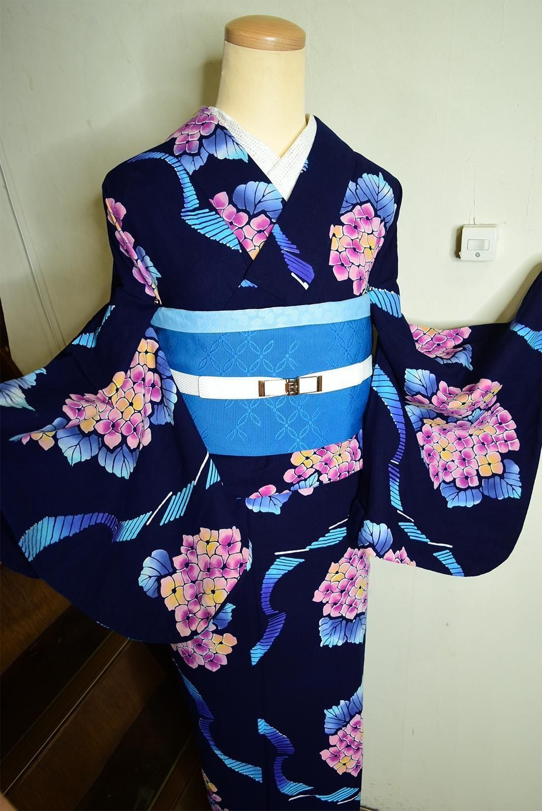 紺の地に、薄紫の紫陽花がほんのりと浮き立つ美しい注染めの浴衣です 紺の地に、薄紫の紫陽花がほんのりと浮き立つ美しい注染めの浴衣
