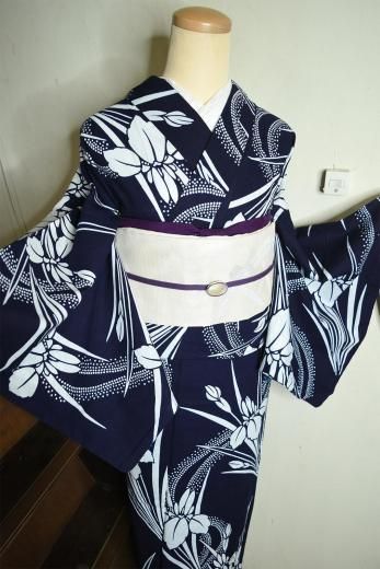 <img class='new_mark_img1' src='https://img.shop-pro.jp/img/new/icons6.gif' style='border:none;display:inline;margin:0px;padding:0px;width:auto;' />紺と白の白露よろけ縞に杜若の花凛と咲くビンテージ注染浴衣