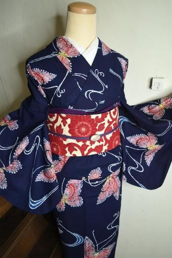 <img class='new_mark_img1' src='https://img.shop-pro.jp/img/new/icons6.gif' style='border:none;display:inline;margin:0px;padding:0px;width:auto;' />濃紺色地に流水よろけ縞と緋色の蝶々美しいビンテージ注染浴衣