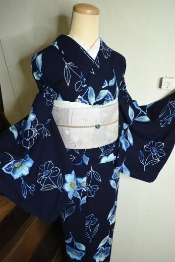 <img class='new_mark_img1' src='https://img.shop-pro.jp/img/new/icons6.gif' style='border:none;display:inline;margin:0px;padding:0px;width:auto;' />紺色地に青美しい花模様涼やかなビンテージの注染浴衣