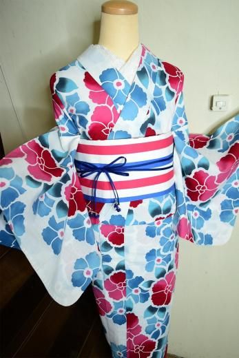 <img class='new_mark_img1' src='https://img.shop-pro.jp/img/new/icons6.gif' style='border:none;display:inline;margin:0px;padding:0px;width:auto;' />白地にブルーグレーとルージュのプリムラ・フラワー美しいビンテージ注染浴衣