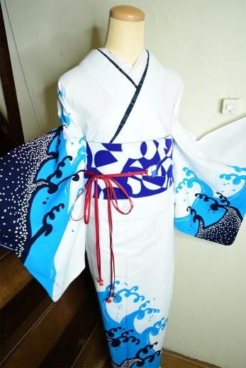 <img class='new_mark_img1' src='https://img.shop-pro.jp/img/new/icons6.gif' style='border:none;display:inline;margin:0px;padding:0px;width:auto;' />白地に紺と空色の波模様が格好良い絵羽柄浴衣