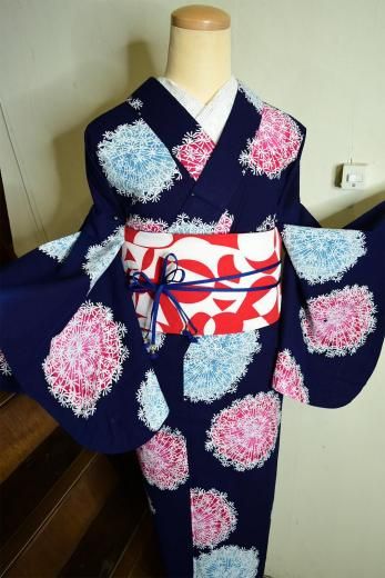 <img class='new_mark_img1' src='https://img.shop-pro.jp/img/new/icons6.gif' style='border:none;display:inline;margin:0px;padding:0px;width:auto;' />紺色地に花火のような丸いお花が美しいビンテージ注染浴衣