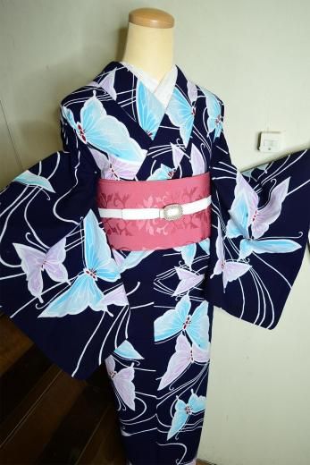 <img class='new_mark_img1' src='https://img.shop-pro.jp/img/new/icons6.gif' style='border:none;display:inline;margin:0px;padding:0px;width:auto;' />ネイビーに空色とライラック色の蝶々ふわりと舞うビンテージ注染浴衣
