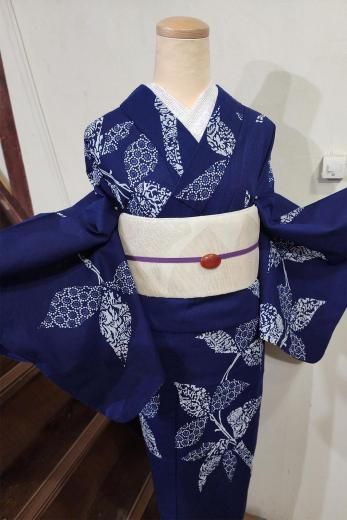 <img class='new_mark_img1' src='https://img.shop-pro.jp/img/new/icons6.gif' style='border:none;display:inline;margin:0px;padding:0px;width:auto;' />先染め綿紬紺と白の細やかな装飾美しいリーフモチーフ注染浴衣
