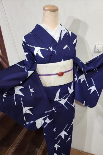 <img class='new_mark_img1' src='https://img.shop-pro.jp/img/new/icons6.gif' style='border:none;display:inline;margin:0px;padding:0px;width:auto;' />紺地に白一色の大きな鳥が舞うビンテージ注染浴衣
