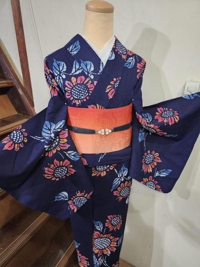 <img class='new_mark_img1' src='https://img.shop-pro.jp/img/new/icons6.gif' style='border:none;display:inline;margin:0px;padding:0px;width:auto;' />濃紺色地にオレンジルージュの向日葵の花美しいビンテージ注染浴衣