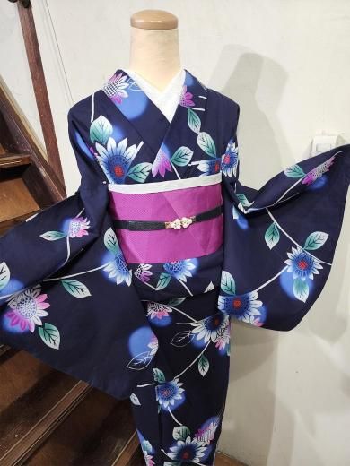 <img class='new_mark_img1' src='https://img.shop-pro.jp/img/new/icons6.gif' style='border:none;display:inline;margin:0px;padding:0px;width:auto;' />鼠紺色地にリズミカルな向日葵と青色水玉美しい変わり織り地注染浴衣