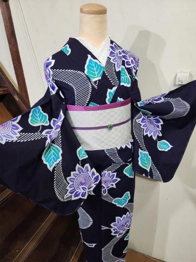 <img class='new_mark_img1' src='https://img.shop-pro.jp/img/new/icons6.gif' style='border:none;display:inline;margin:0px;padding:0px;width:auto;' />濃紺色地にラベンダーパープルの向日葵美しいビンテージ注染浴衣