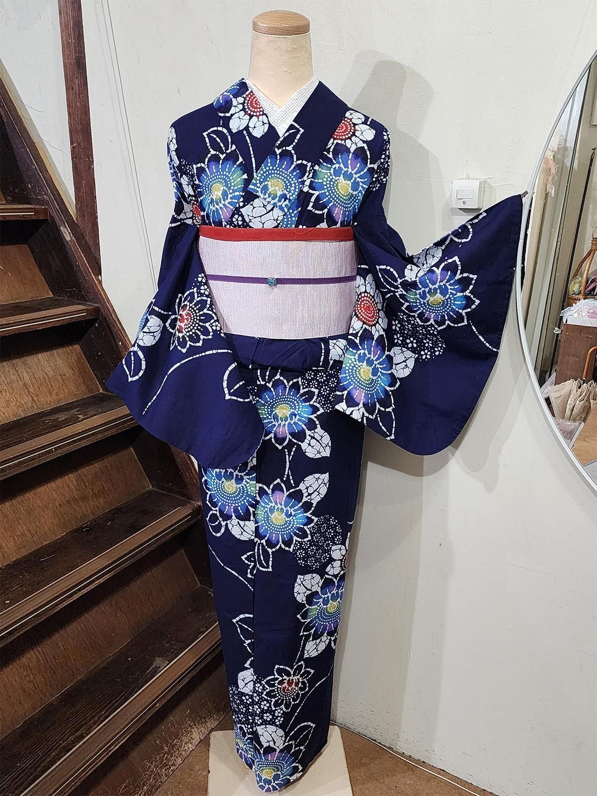 紺の地にほんのりと染められました花模様が美しい、注染めの浴衣です 紺の地にほんのりと染められました花模様が美しい、注染めの浴衣