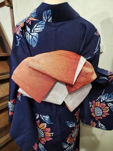 <img class='new_mark_img1' src='https://img.shop-pro.jp/img/new/icons6.gif' style='border:none;display:inline;margin:0px;padding:0px;width:auto;' />牡丹と梅の花模様愛らしい半幅帯（アンバールージュオレンジ）