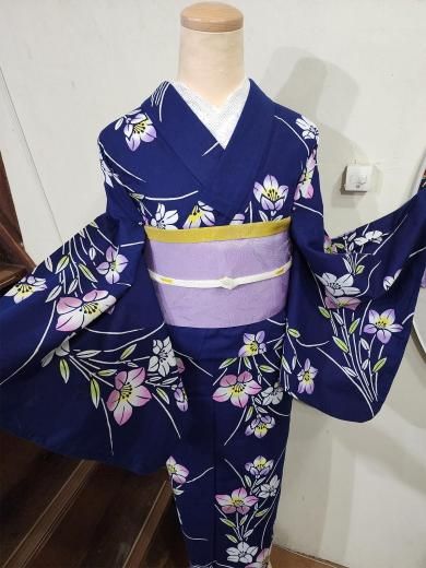 <img class='new_mark_img1' src='https://img.shop-pro.jp/img/new/icons6.gif' style='border:none;display:inline;margin:0px;padding:0px;width:auto;' />紺色地に淡いピンクと薄紫の桔梗の花が可憐なビンテージ注染浴衣