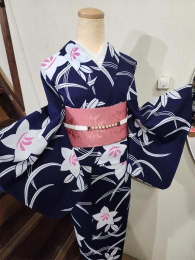 <img class='new_mark_img1' src='https://img.shop-pro.jp/img/new/icons6.gif' style='border:none;display:inline;margin:0px;padding:0px;width:auto;' />紺色に白とピンクの大輪の桔梗がノスタルジックモダンなビンテージ注染浴衣