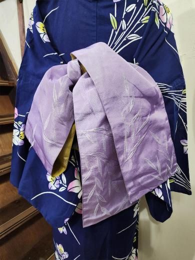 <img class='new_mark_img1' src='https://img.shop-pro.jp/img/new/icons6.gif' style='border:none;display:inline;margin:0px;padding:0px;width:auto;' />柳に燕と扇模様が美しい半幅帯（アッシュラベンダーとマスタード）