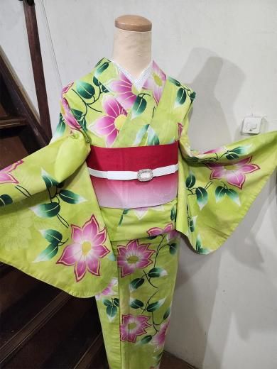緑青色の地に、密やかに咲く紫陽花と、華麗な蝶が美しい注染めの浴衣です 緑青色の地に、密やかに咲く紫陽花と、華麗な蝶が美しい注染めの