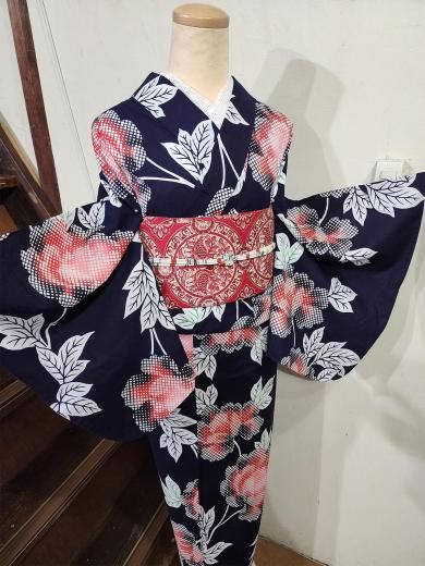 <img class='new_mark_img1' src='https://img.shop-pro.jp/img/new/icons6.gif' style='border:none;display:inline;margin:0px;padding:0px;width:auto;' />紺色地に緋色格子あでやかな大輪の牡丹美しいビンテージ注染浴衣