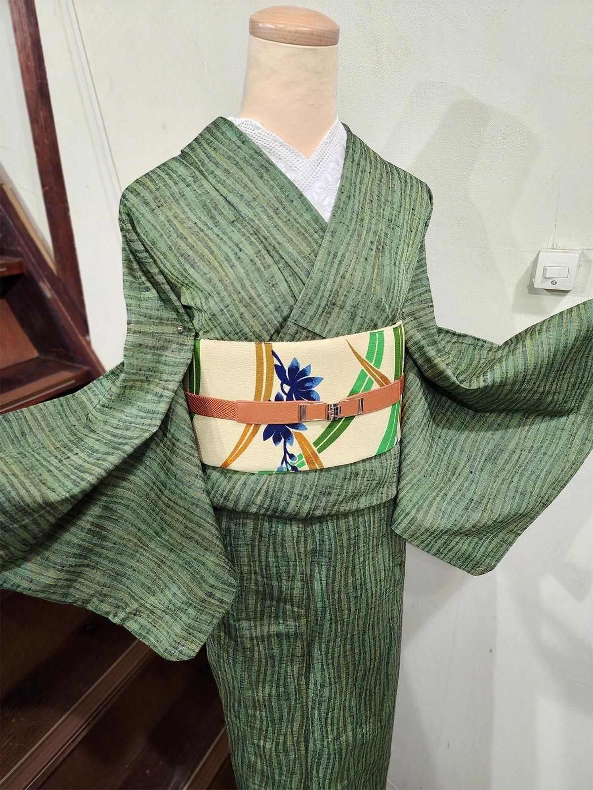 ハーバルグリーンよろけ縞美しいウール紬単着物 - アンティーク着物