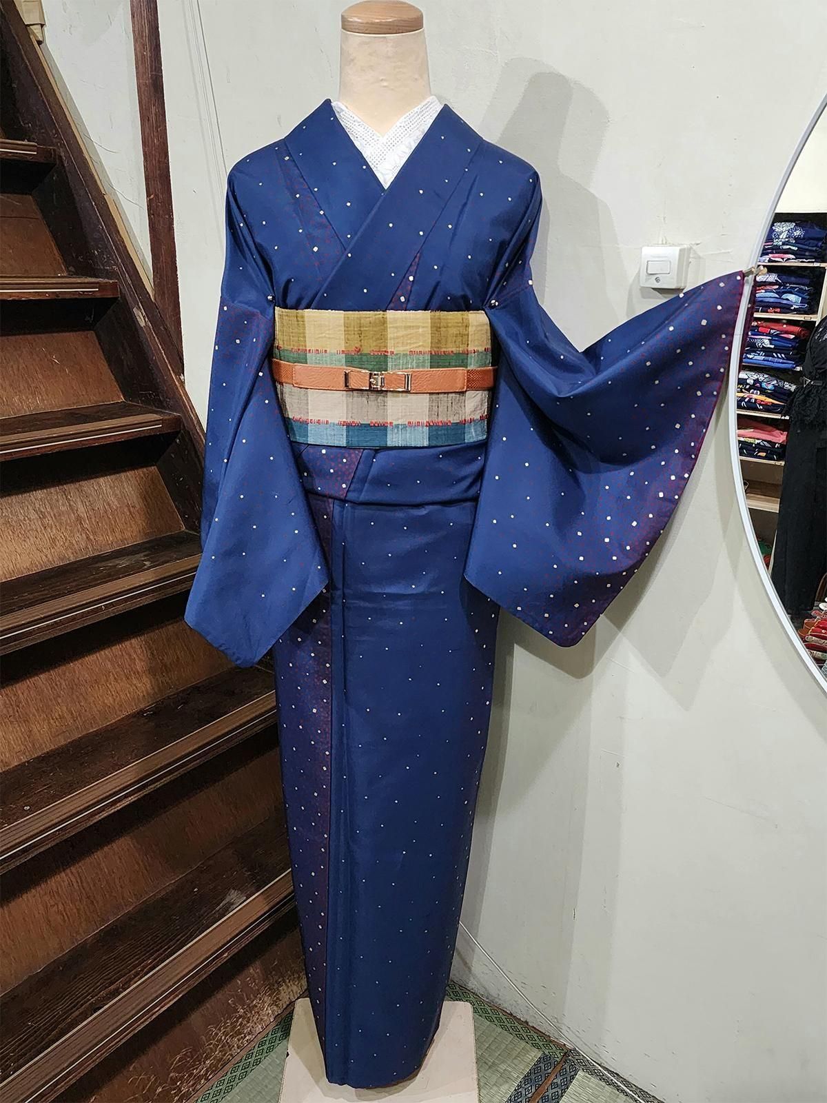 ネイビーブルーに星空のようなドット模様モダンな正絹紬袷着物