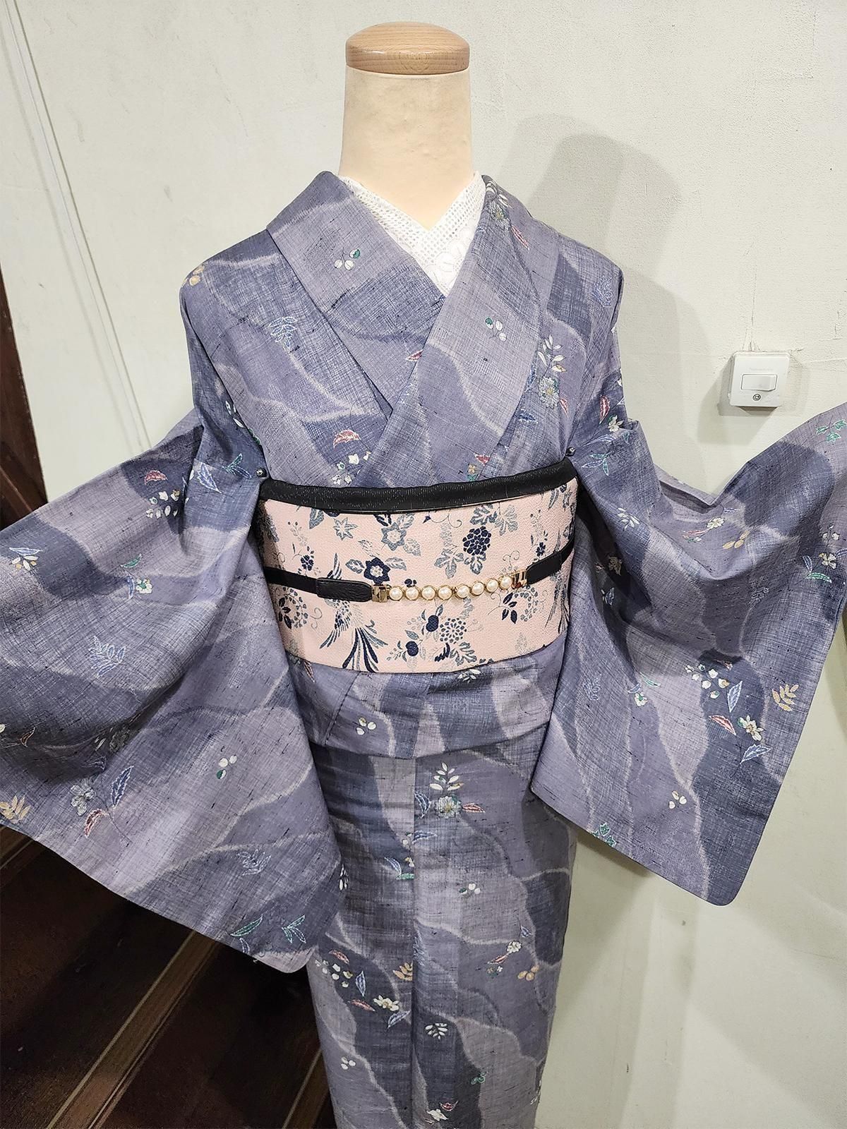 霞グレーに葉や花がひらりと舞うしょうざんウール単着物