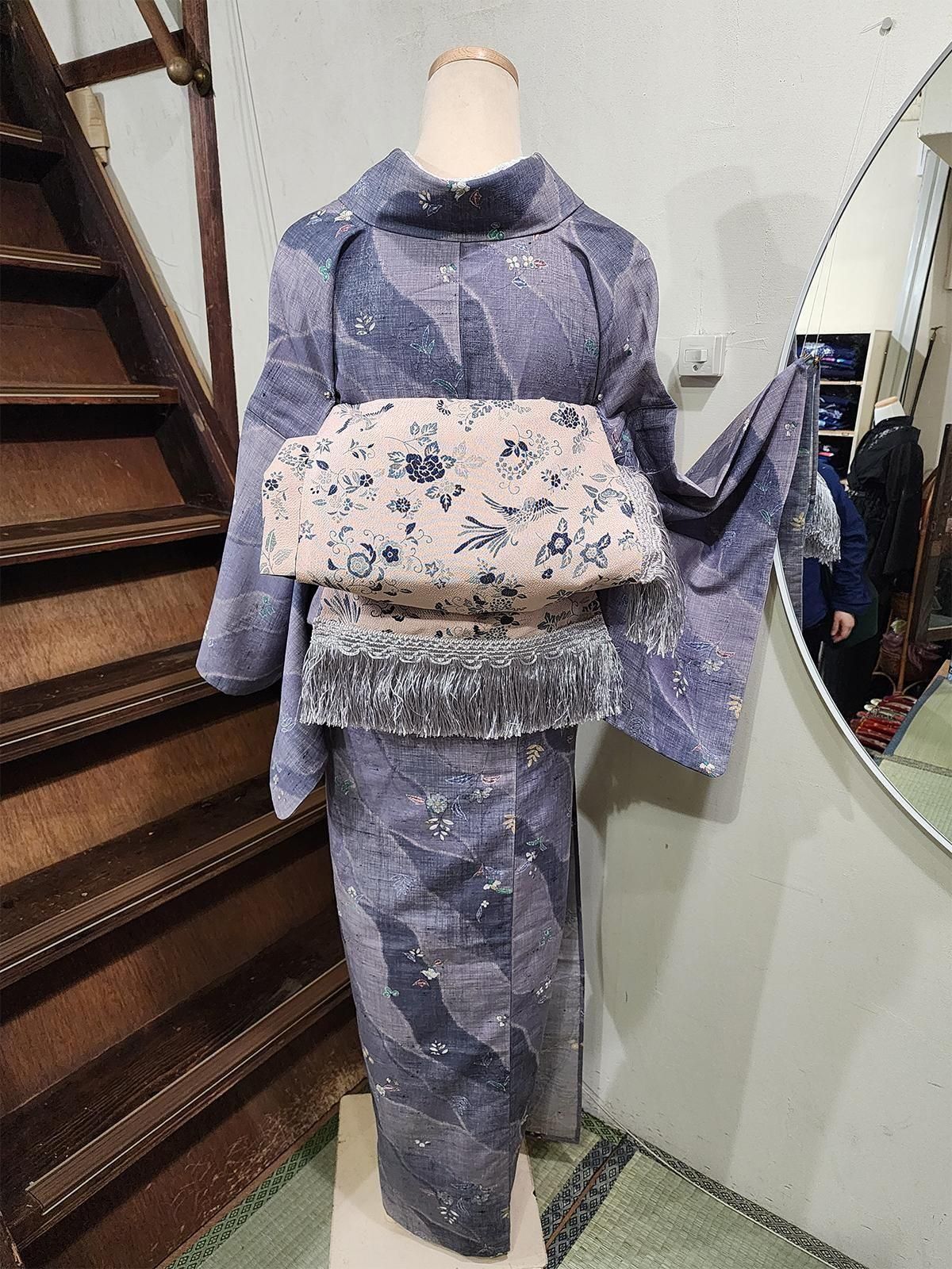 霞グレーに葉や花がひらりと舞うしょうざんウール単着物