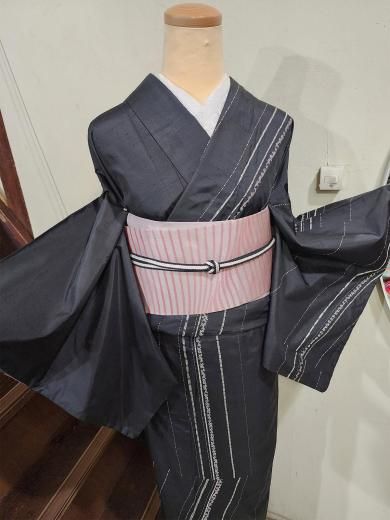 <img class='new_mark_img1' src='https://img.shop-pro.jp/img/new/icons6.gif' style='border:none;display:inline;margin:0px;padding:0px;width:auto;' />墨黒にこぎん刺しのステッチが走る袷の正絹紬付下げ着物