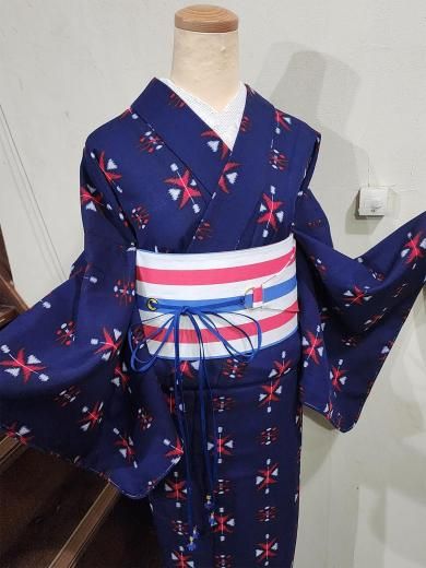 <img class='new_mark_img1' src='https://img.shop-pro.jp/img/new/icons6.gif' style='border:none;display:inline;margin:0px;padding:0px;width:auto;' />ネイビーに映えるトリコロールの雪花模様モダンなウール単着物