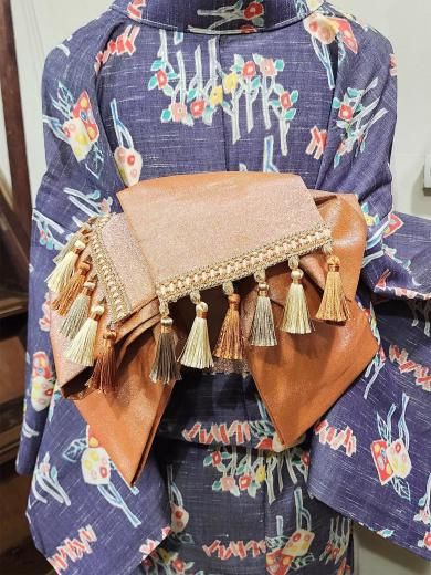 <img class='new_mark_img1' src='https://img.shop-pro.jp/img/new/icons6.gif' style='border:none;display:inline;margin:0px;padding:0px;width:auto;' />ビンテージリファイン・ロング半幅帯(シャイニーラメオレンジ・タッセル付き)